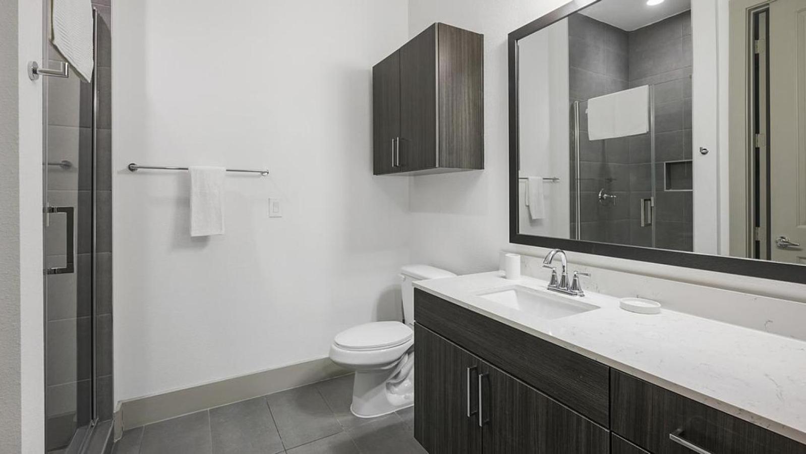Landing - Modern Apartment With Amazing Amenities Houston Exterior photo